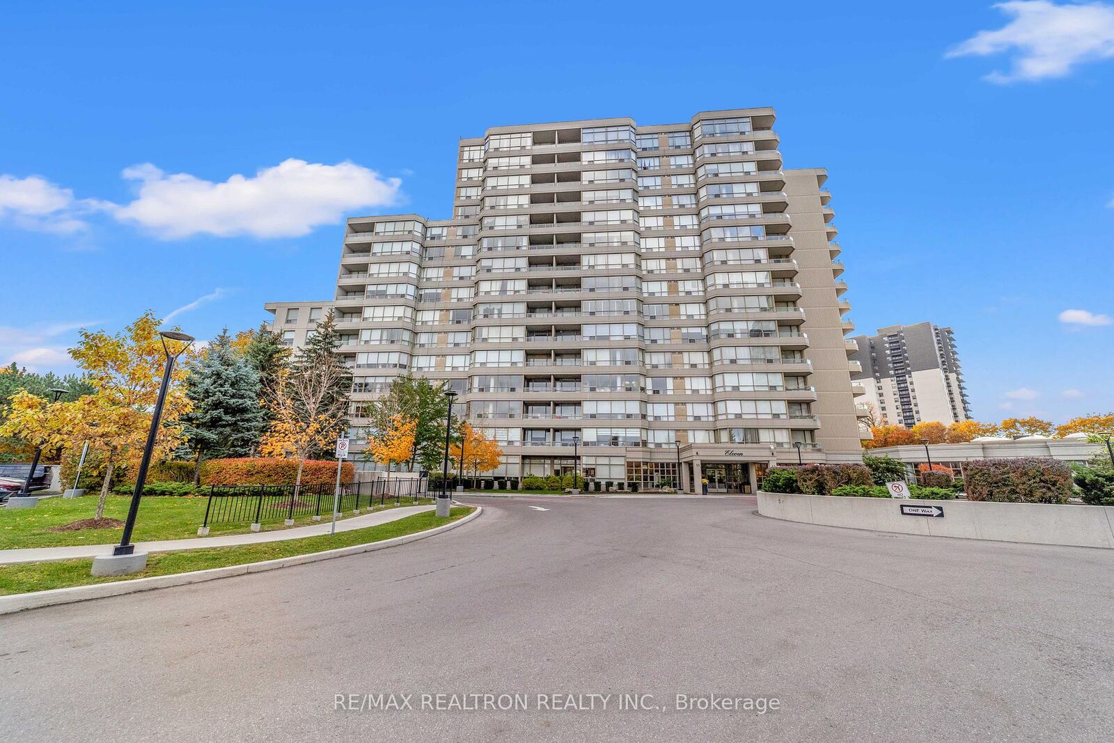 Property Photo: 11 Townsgate Drive 312 ON L4J 8G4