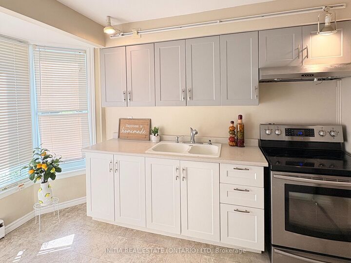 Property Photo:  47 Arbour Glen Crescent  ON N5Y 1Z9 