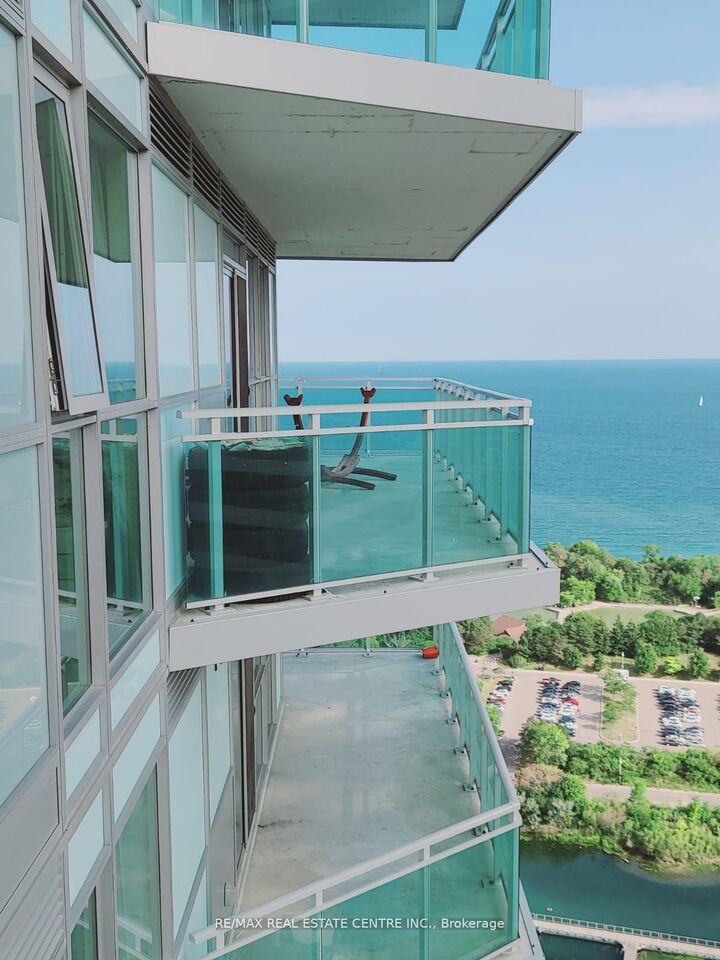 Property Photo:  33 Shore Breeze Drive 3011  ON M8V 0G1 