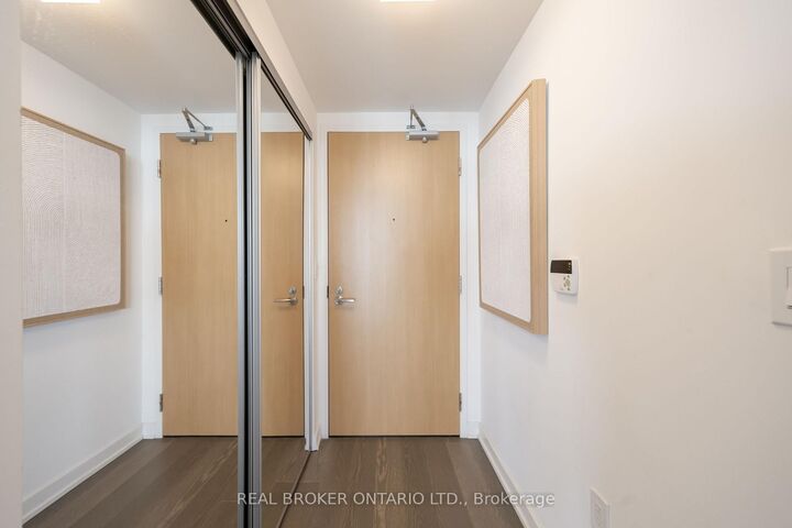 Property Photo:  11 Wellesley Street W 5311  ON M4Y 0G4 