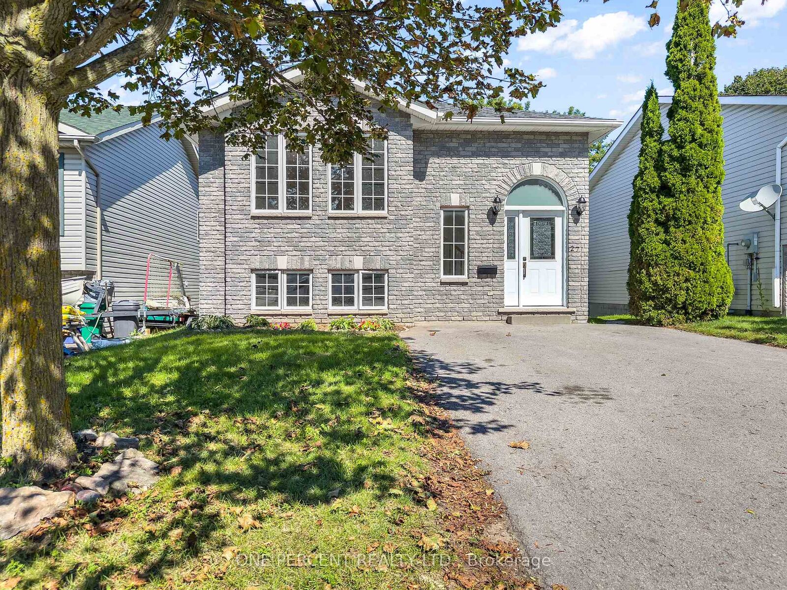 Property Photo:  27 Faraday Gardens  ON K8P 5J5 