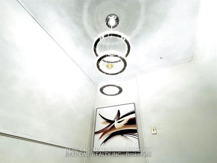 Property Photo:  105 Aurora Heights Drive  ON L4G 2X1 