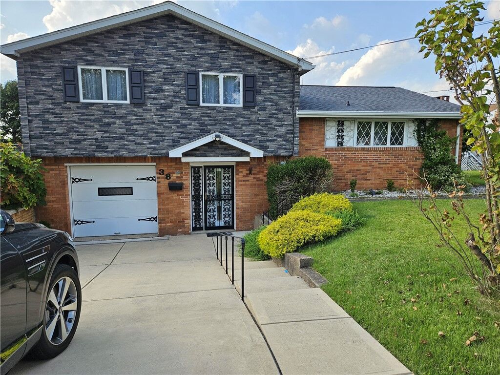 Property Photo:  38 S Rolling Hills  PA 15642 