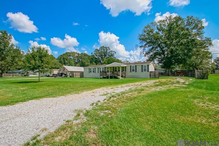 Property Photo: 20926 Holmes Dr LA 70791