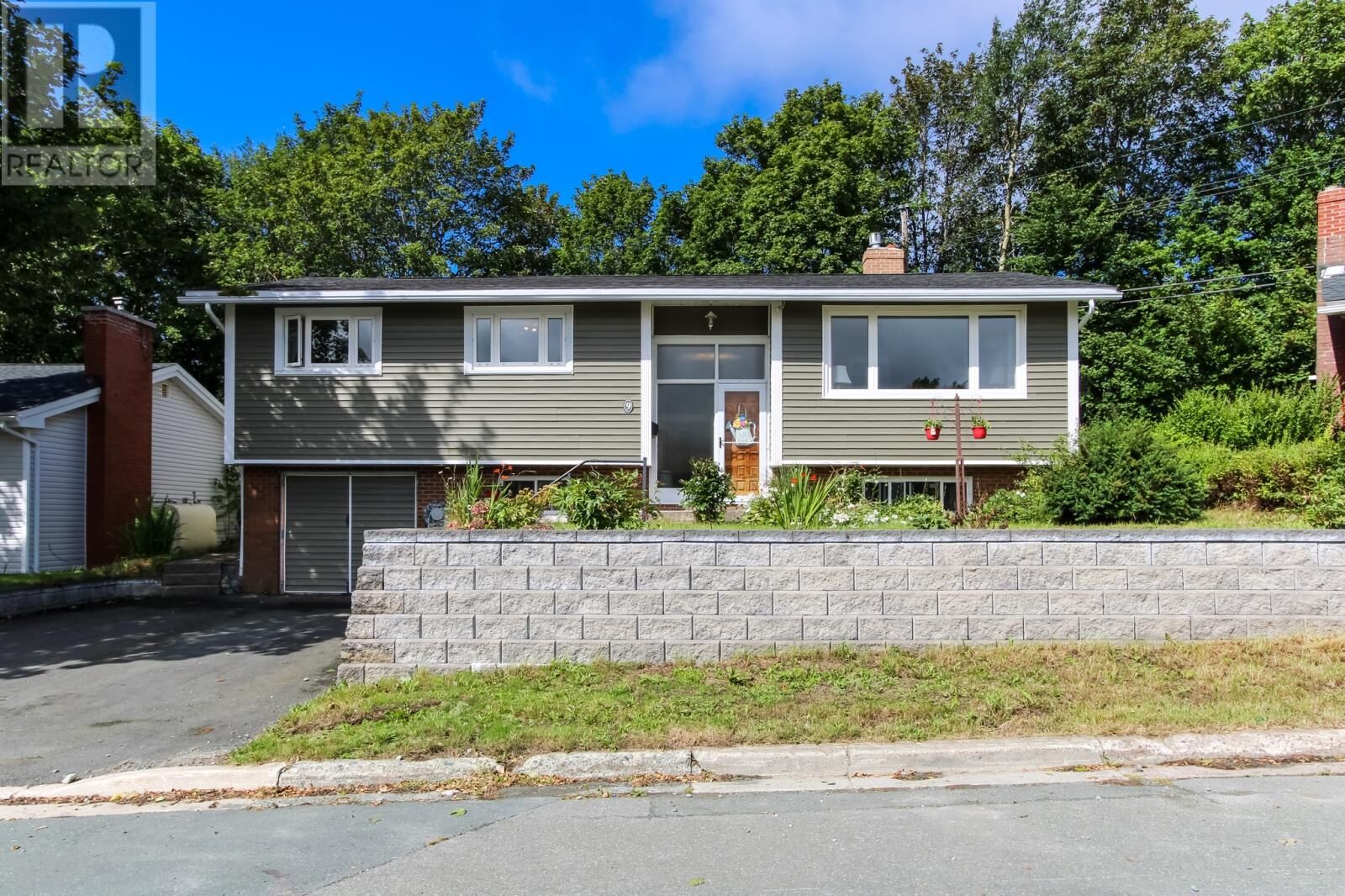 Property Photo:  9 Donegal Place  NL A1B 3L6 