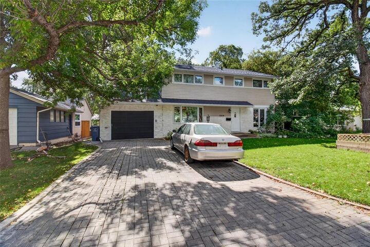 Property Photo: 2514 Pinewood Drive MB R3J 0C4