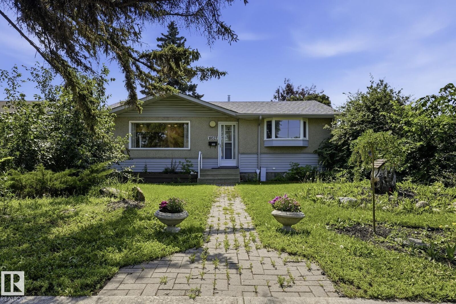 Property Photo:  10527 137 Avenue NW  AB T5E 1Z1 