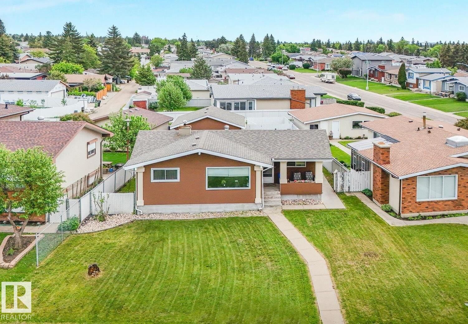 Property Photo:  13807 92 Street NW  AB T5E 3S1 