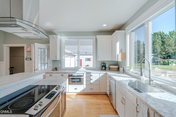 Property Photo:  2880 Clover Lane  ND 58503 