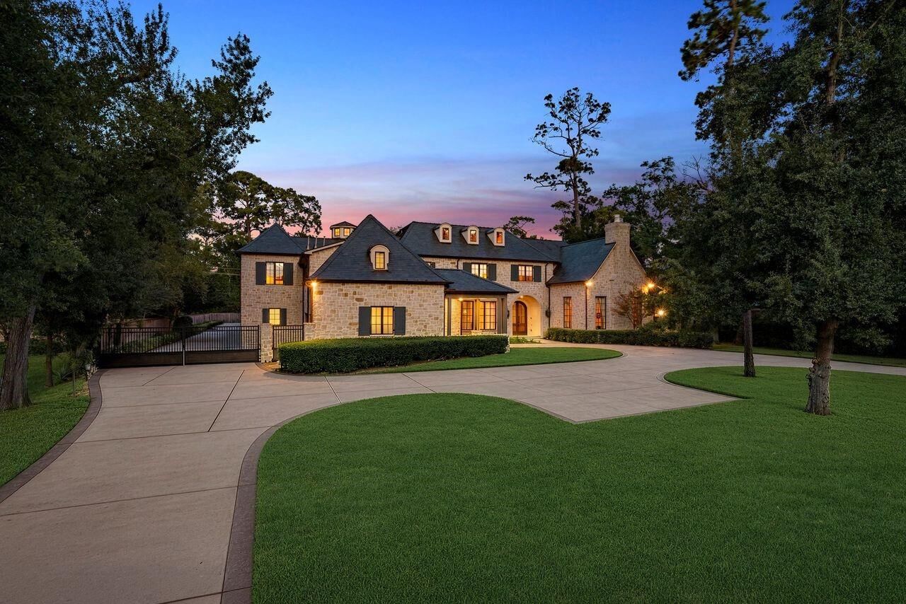 Property Photo:  852 Country Lane  TX 77024 