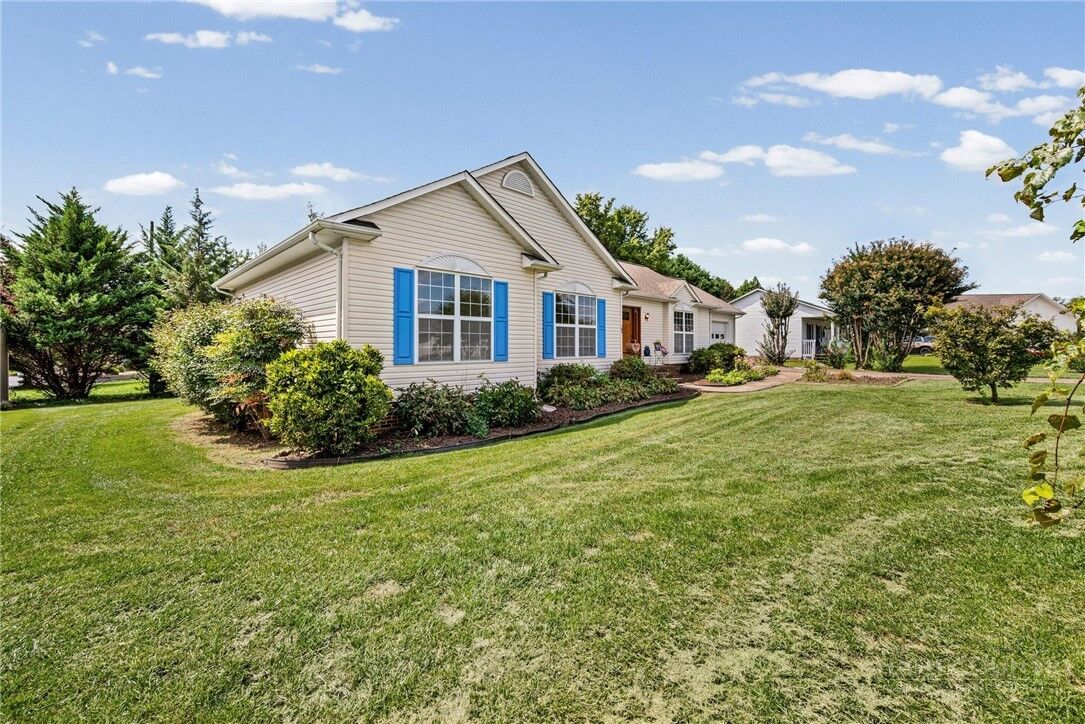 Property Photo: 103 Blairfield Court NC 28659