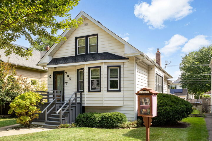 Property Photo: 704 S Harvey Avenue IL 60304
