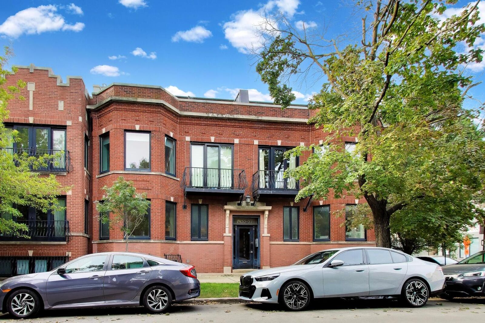 Property Photo: 1457 W Fletcher Street 1 IL 60657