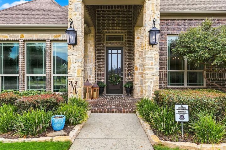 Property Photo: 533 Eastmeadow Lane TX 76226