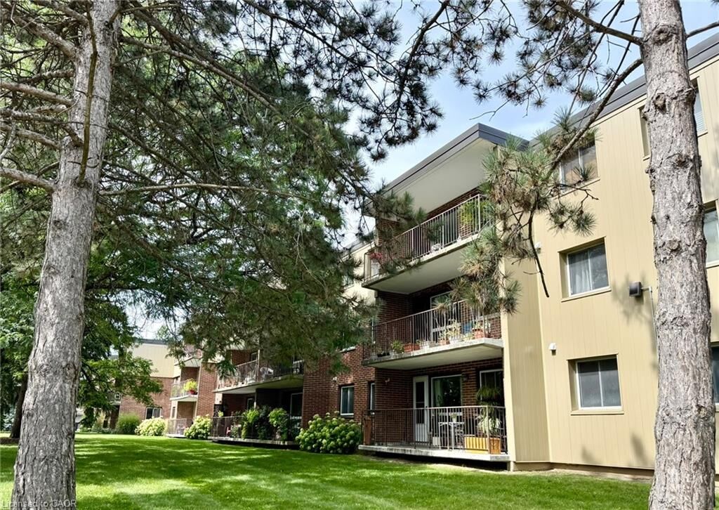 Property Photo:  30 Avalon Place 212  ON N2M 4N6 
