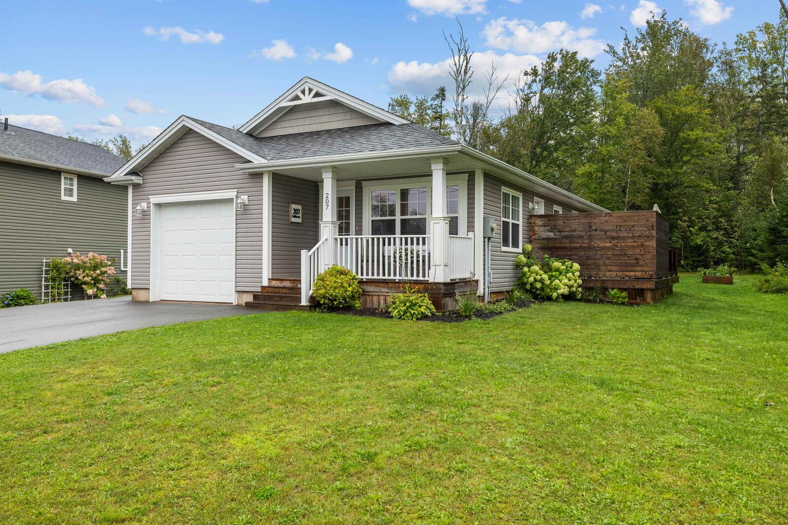 Property Photo: 207 Hollis Avenue PE C1B 4A1