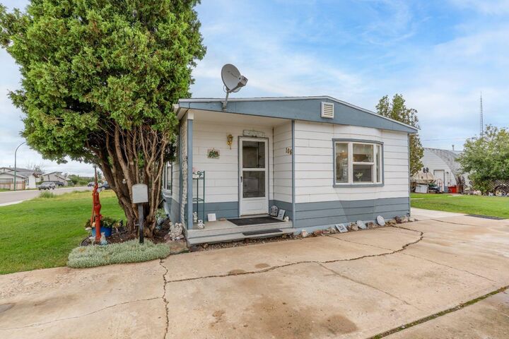 Property Photo:  106 2 Street NE  AB T0J 2P2 