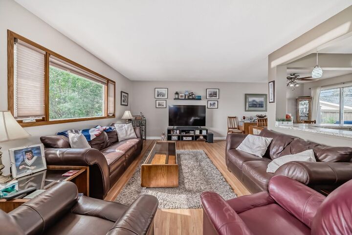 Property Photo:  7827 Fairmount Drive SE  AB T2H 0X8 