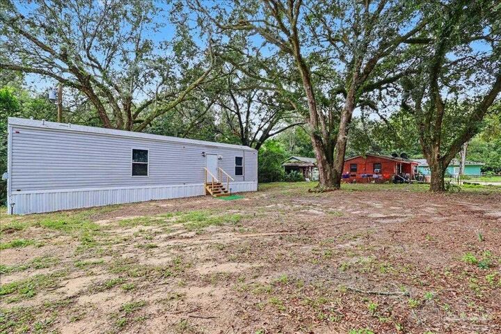 Property Photo: 6812 Rolling Hills Rd FL 32505