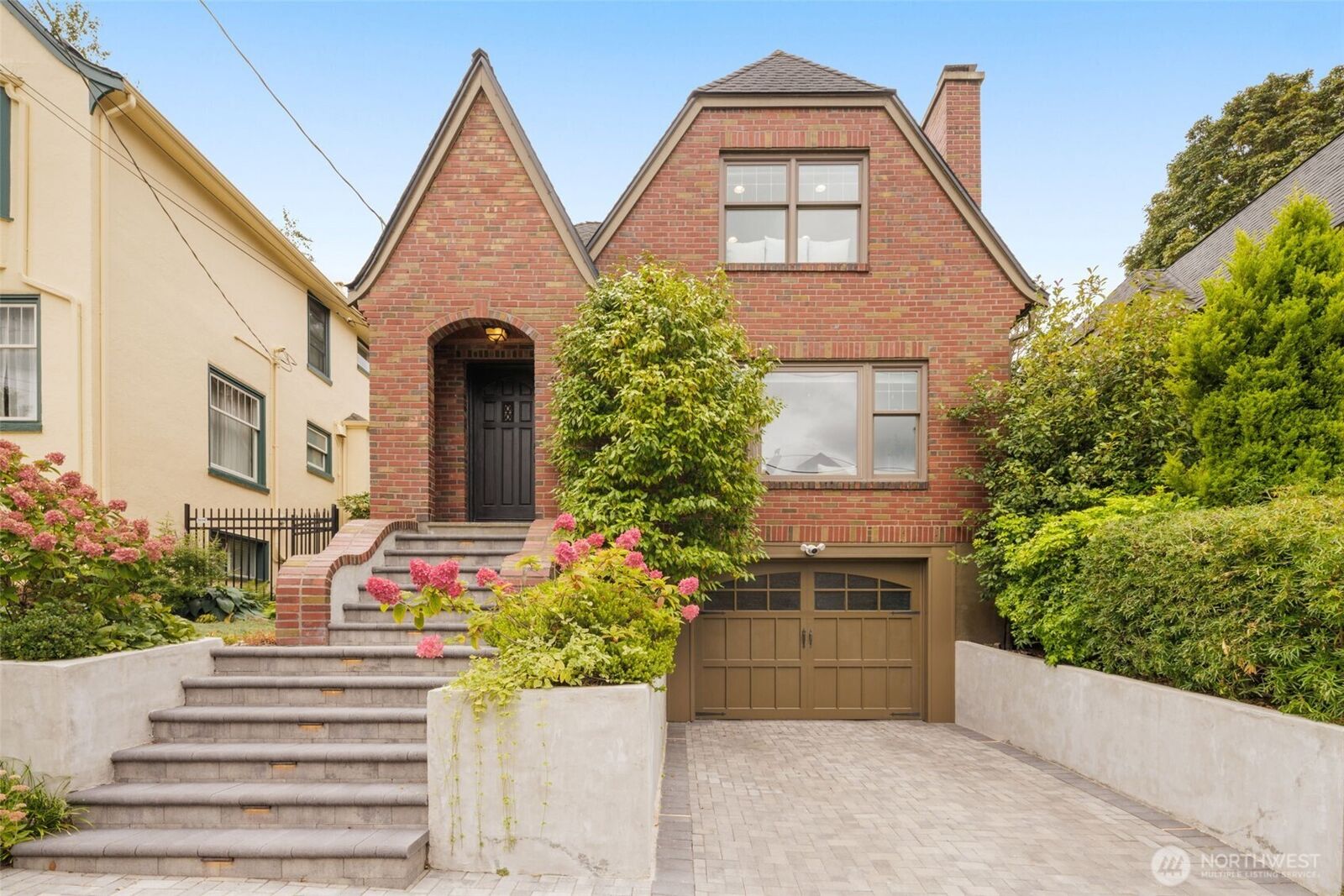 Property Photo:  319  Smith Place  WA 98109 
