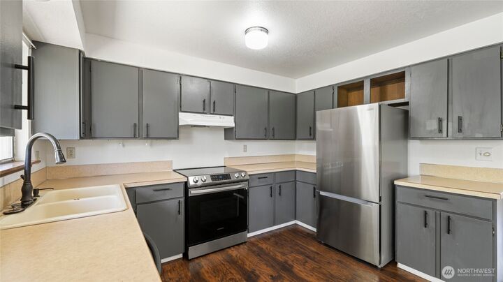 Property Photo: 2402 W 16th Ave WA 99337