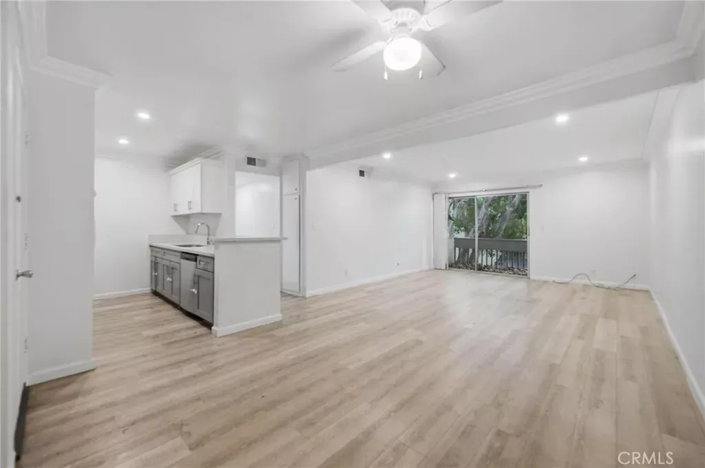 Property Photo:  18620 Hatteras Street 206  CA 91356 