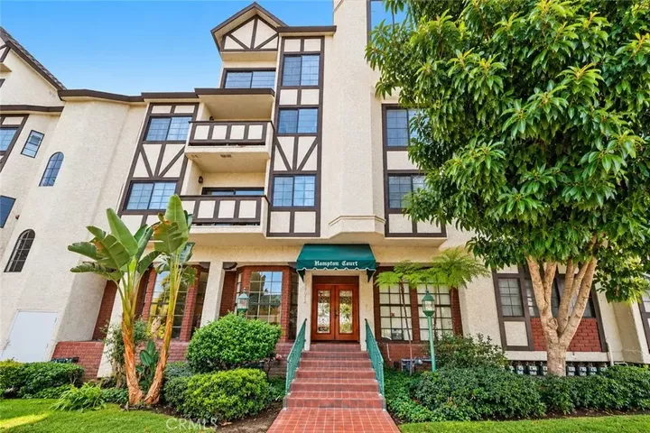 Property Photo:  17914 Magnolia Boulevard 135  CA 91316 