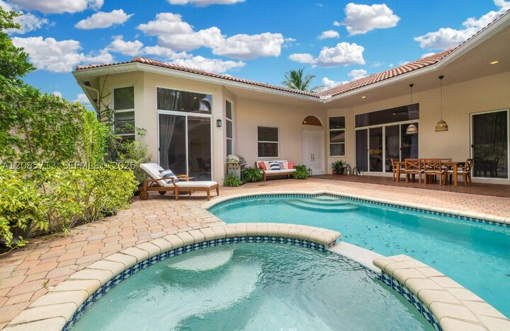 Property Photo: 1604 Victoria Pointe Ln FL 33327
