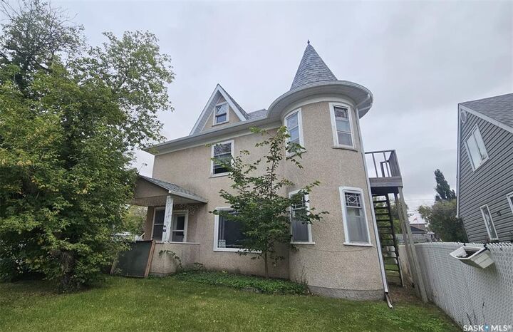 Property Photo: 79 Lillooet Street E SK S6H 4S3