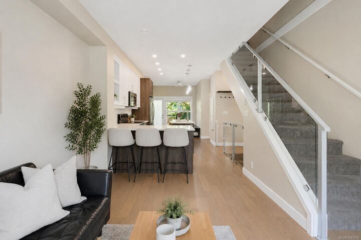 Property Photo:  618 Lampson St #6  BC V9A 6A1 