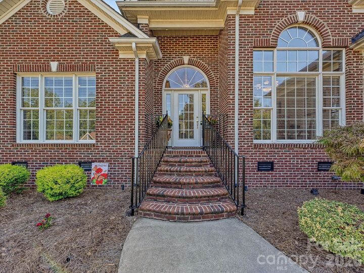 Property Photo: 5125 Walnut Grove Court NC 28120
