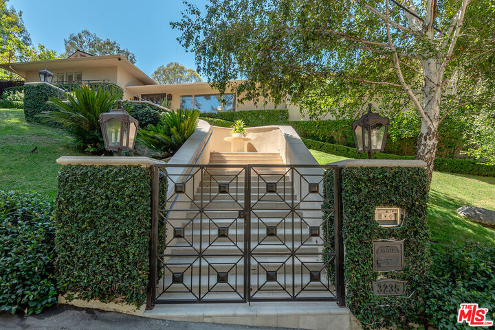 Property Photo: 3235 Oakdell Ln CA 91604
