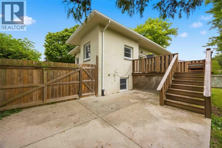 Photo de la propriété: 751 Ross Avenue ON N7T 1K4