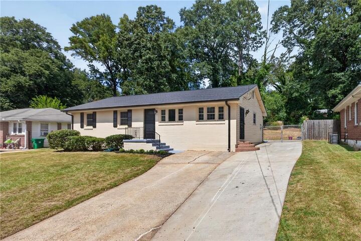 Property Photo:  3226 Bobolink Drive  GA 30032 