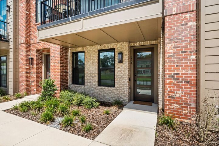 Property Photo: 72 N Park Avenue 8 FL 34787