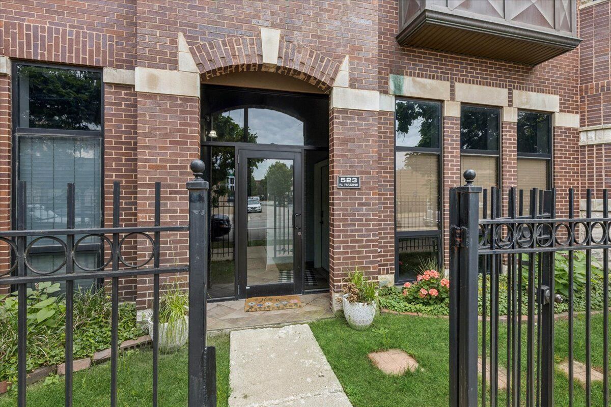 Property Photo: 523 N Racine Avenue 1 IL 60642