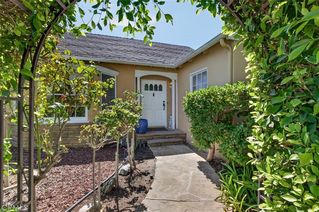 Property Photo:  900 E Mountain  CA 91207 