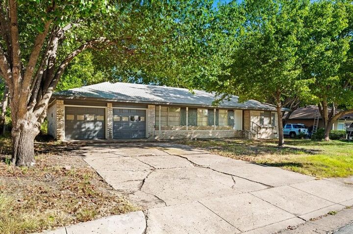 Property Photo:  305 Valleyglen Drive  TX 75115 