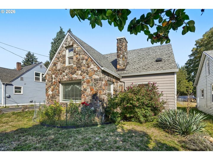 Property Photo:  863 E St  WA 98671 