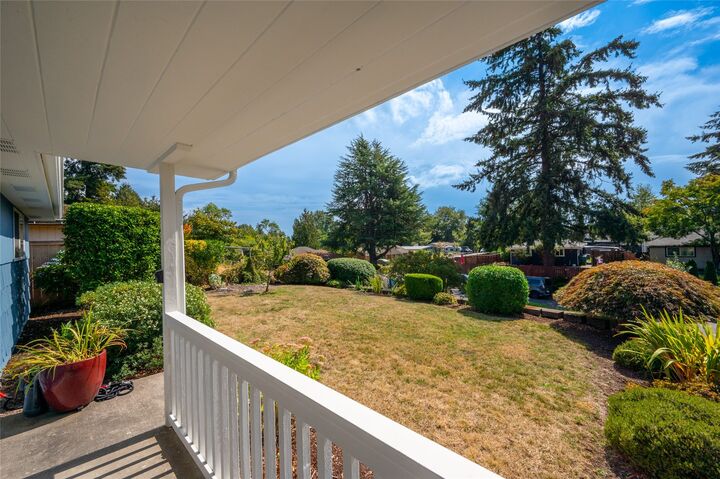 Property Photo: 922 NE 150th Street WA 98155