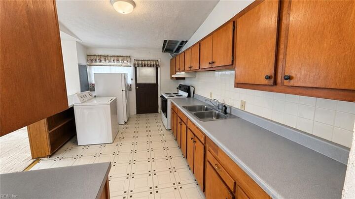 Property Photo:  300 Pepper Mill Ct  VA 23502 