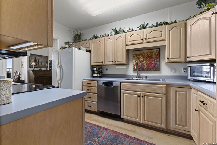Property Photo:  1 Towers Park Ln 1111  TX 78209 