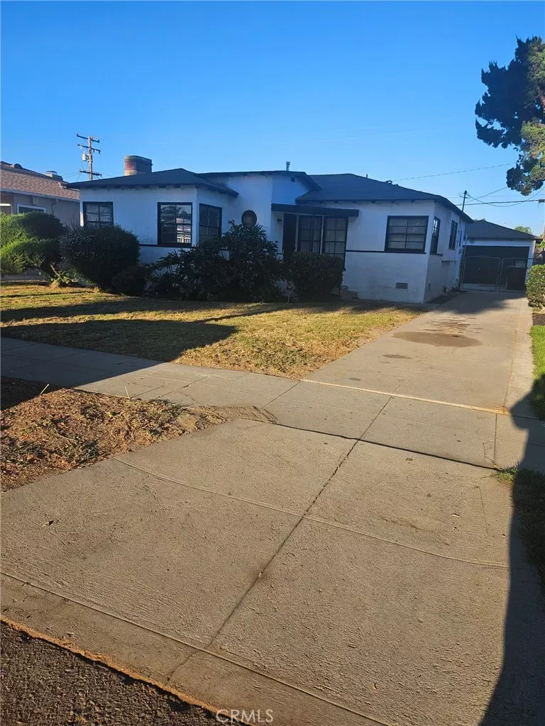 Property Photo: 408 S Poinsettia CA 90221