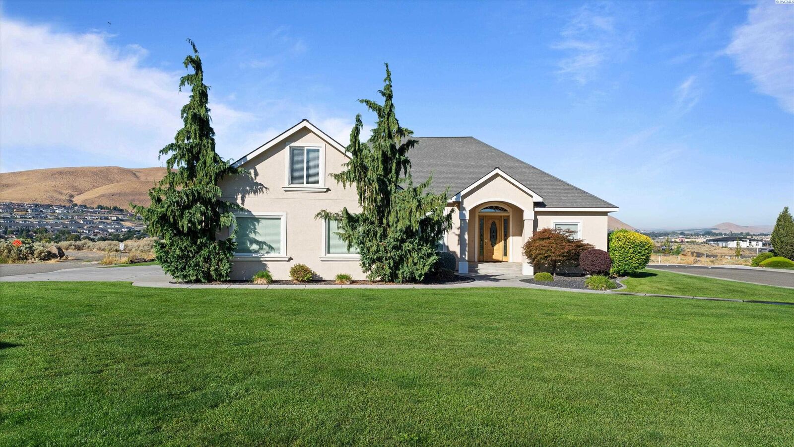 Property Photo: 934 Allenwhite Dr WA 99352