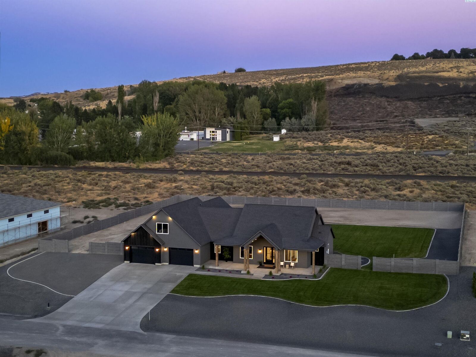 Property Photo: 14221 S Abigail Place WA 99338