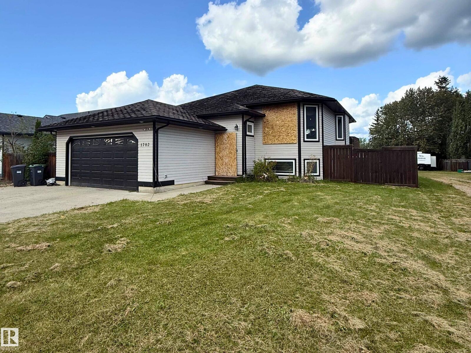Property Photo:  1702 7 Avenue  AB T9M 0B7 