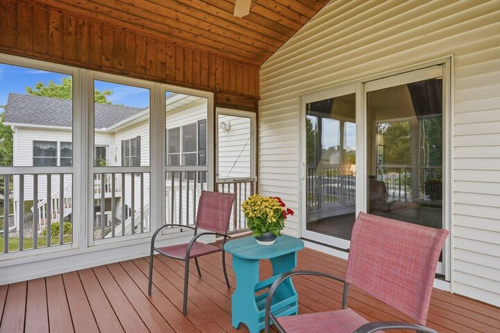 Property Photo:  802 Saint Lawrence Drive  MN 55057 