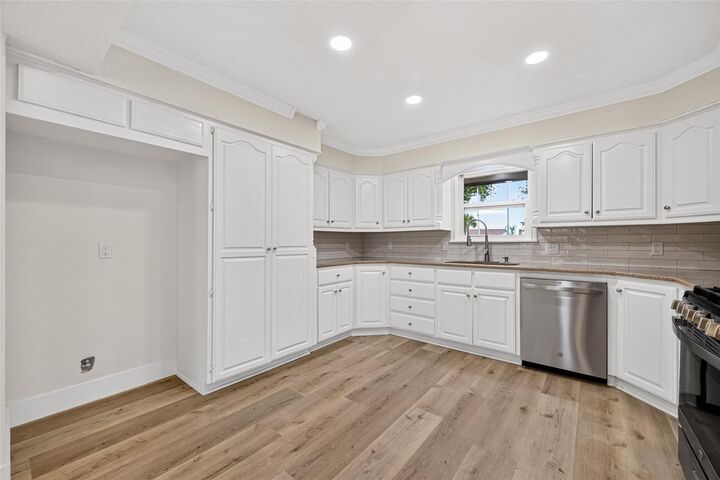 Property Photo: 218 Bay Colony Circle TX 77571