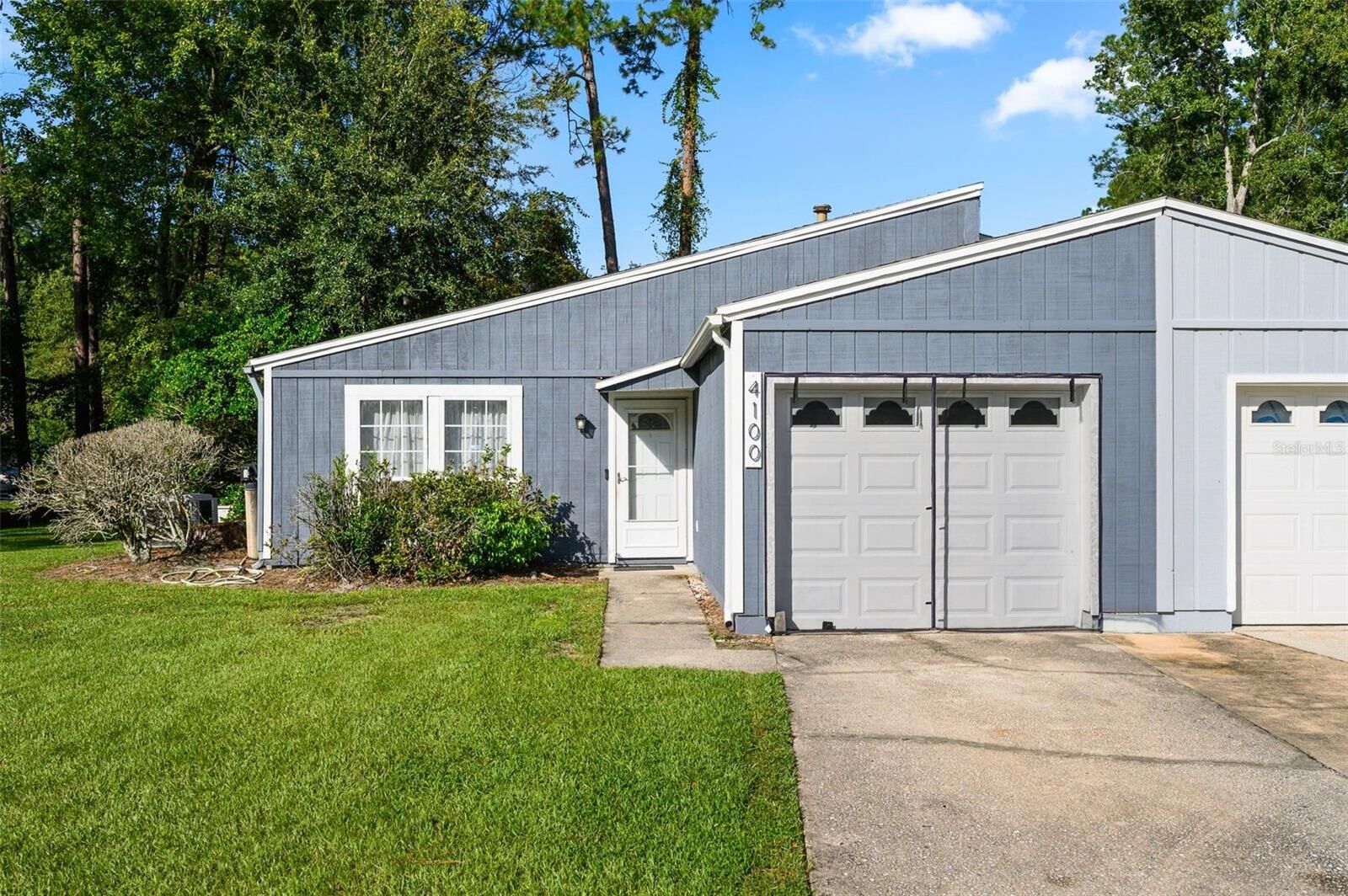 Property Photo:  4100 NE 17th Terrace  FL 32609 