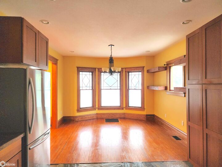 Property Photo:  811 8th Avenue  IA 50112 